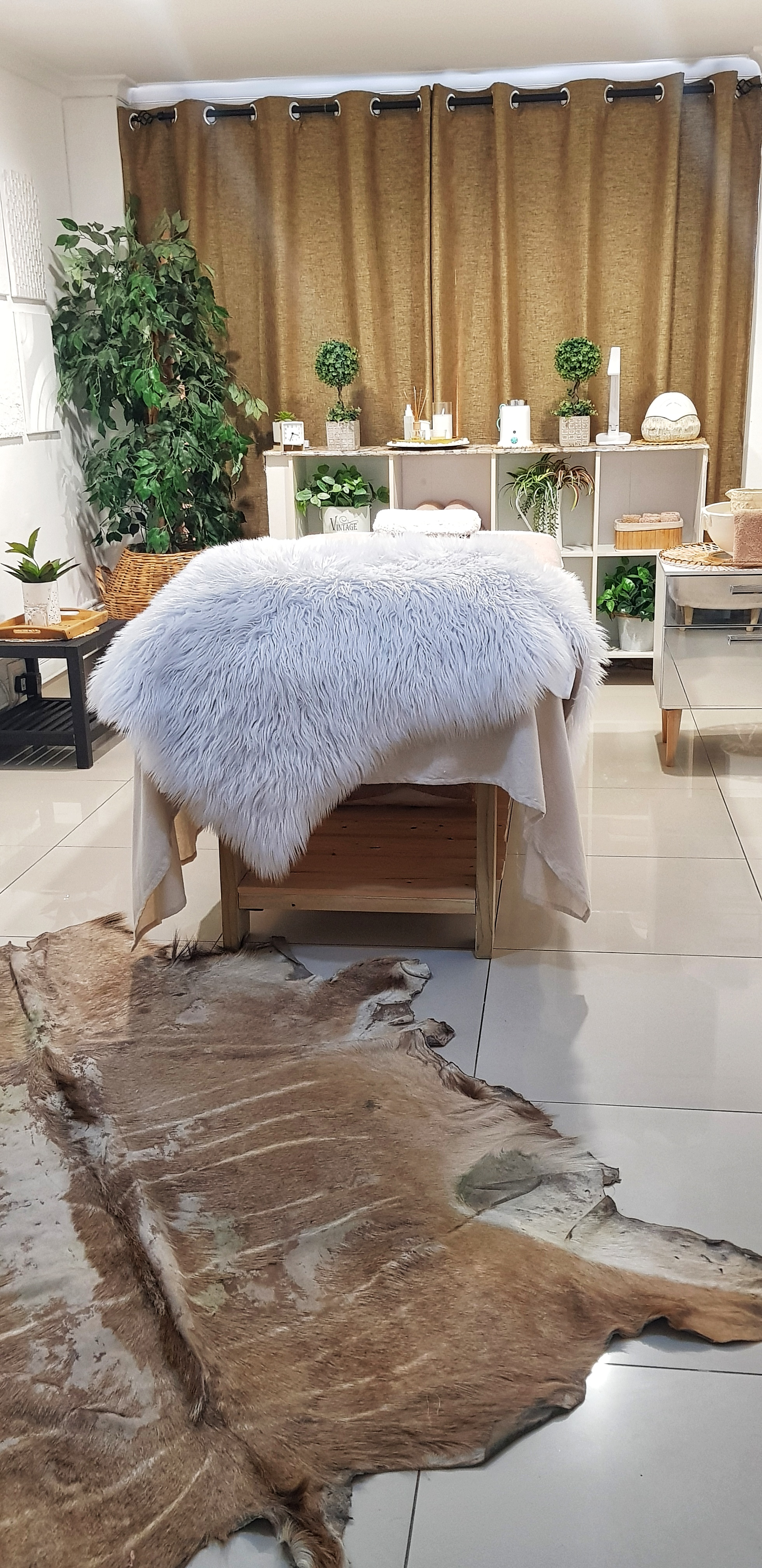 Tranquil, orderly and minimalistic treatment Space